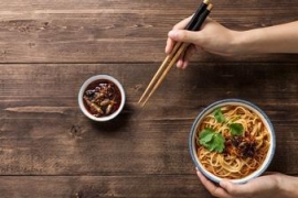 陈肇始：香港28日起餐饮业堂食延至21时