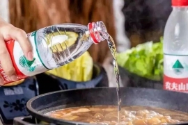 农夫山泉发布上市后首份财报：钟睒睒的首富真难当