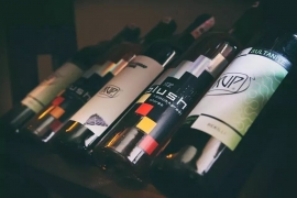 红酒酒瓶底部的凹槽，是真的为了少装酒吗？