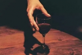 红酒杯的正确拿法，不要再搞错了