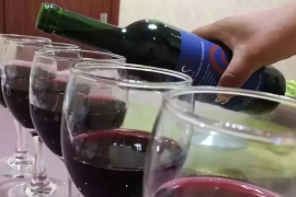 喝红酒碰杯的时候，应该用左手还是右手？