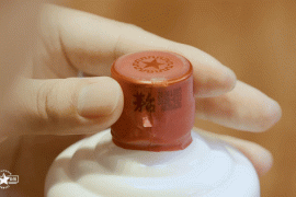 识别茅台酒真伪，可看看彩盒和胶帽