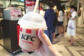 奶茶“迷你杯”卖萌，“向小化”成新赛道