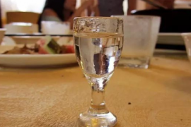 为什么快递刚到的白酒很难喝？